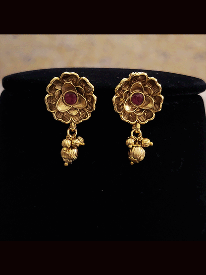 Square top with ruby stone flower design pendant set