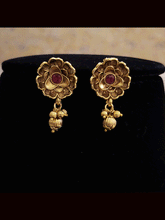 Load image into Gallery viewer, Square top with ruby stone flower design pendant set