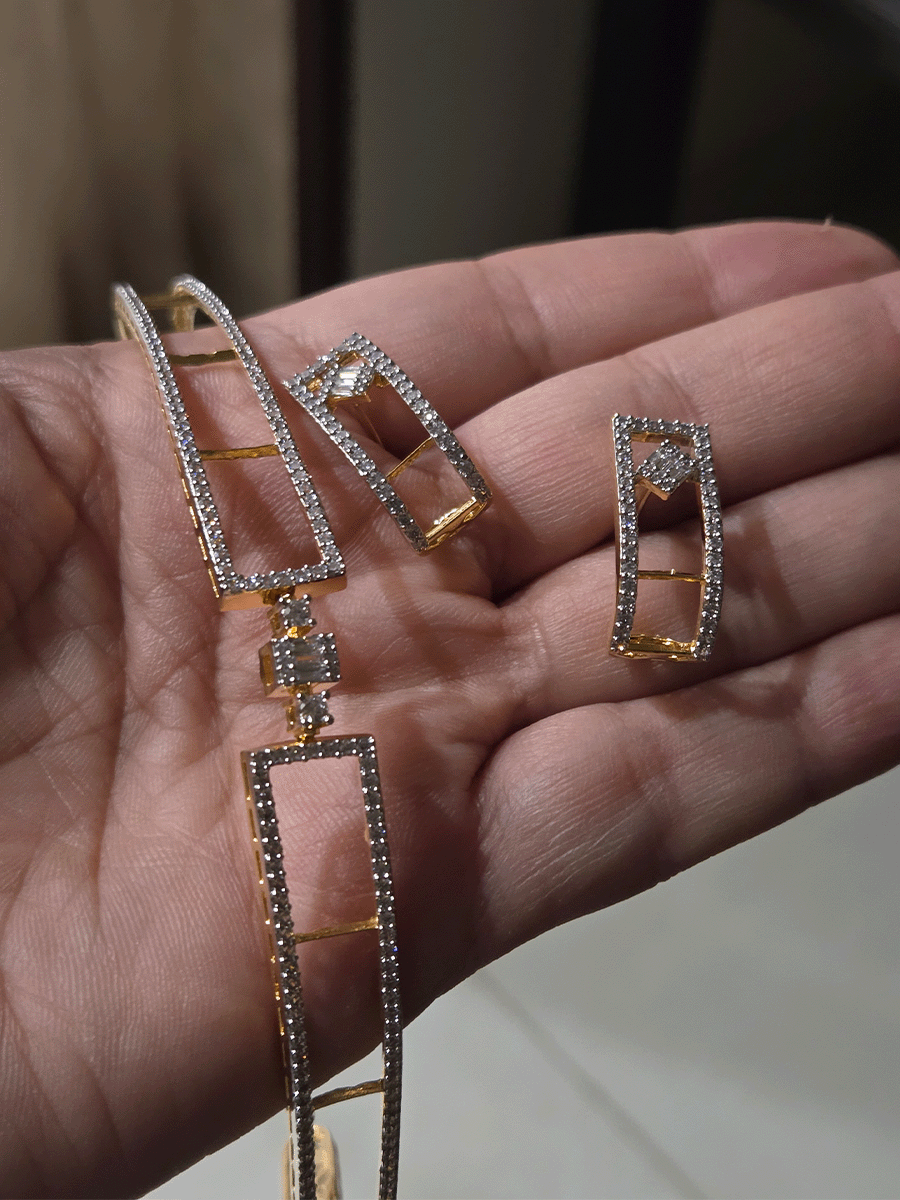 Elegant baguette center with sleek AD lines hasli