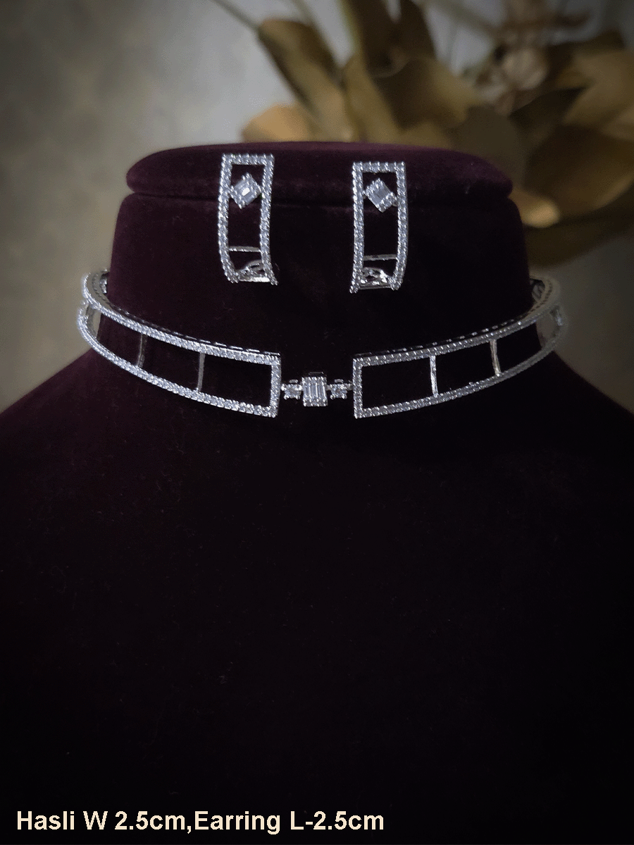 Elegant baguette center with sleek AD lines hasli