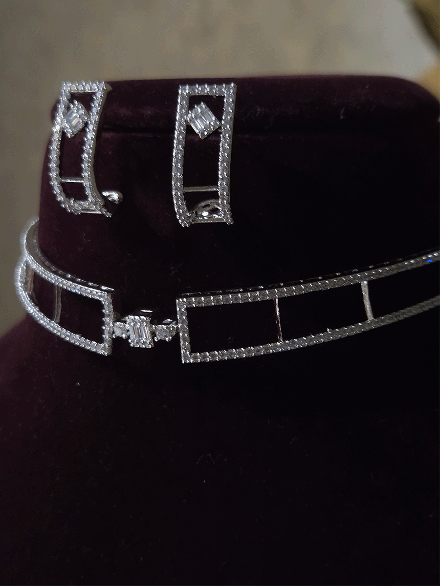 Elegant baguette center with sleek AD lines hasli