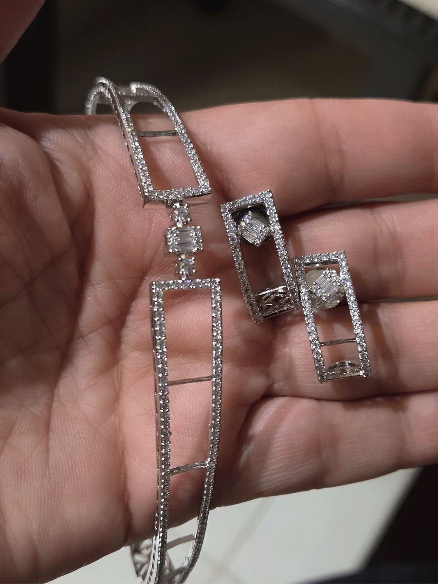 Elegant baguette center with sleek AD lines hasli