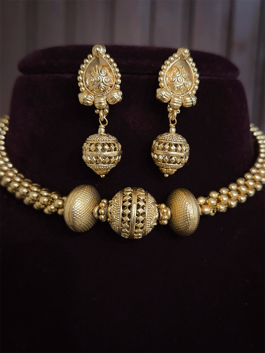 Gold bead woven side string with matar bead in center and side gold beads