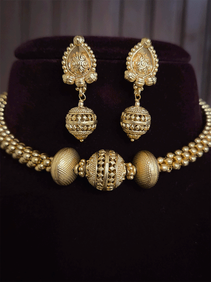 Gold bead woven side string with matar bead in center and side gold beads