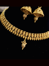 Load image into Gallery viewer, Half cylindrical with leaf design sleek necklace set