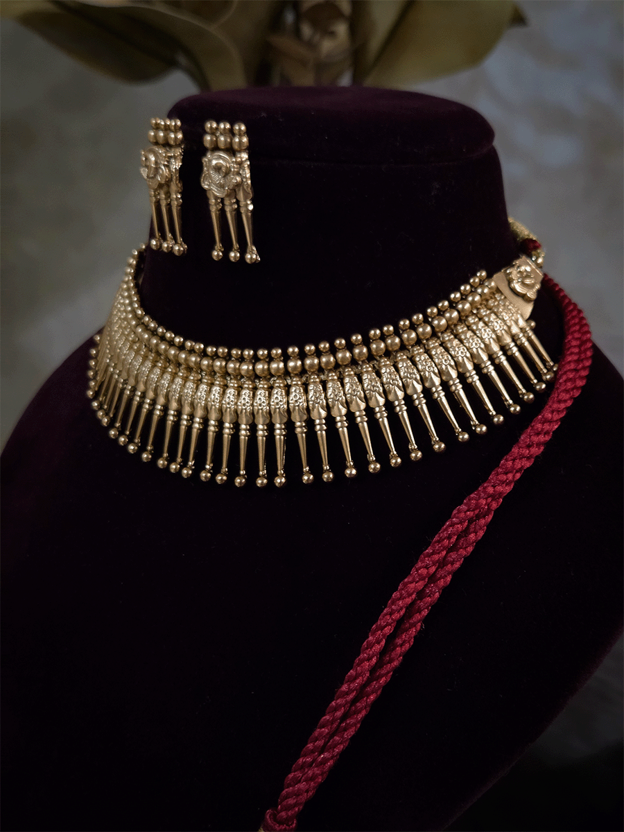 Double gold bead line top on classy spike design set
