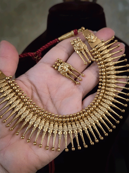 Double gold bead line top on classy spike design set