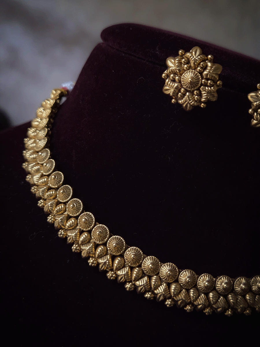 Leaf and circular design traditional necklace set