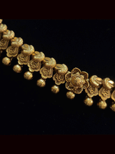 Load image into Gallery viewer, Gold finish center flower design sleek set