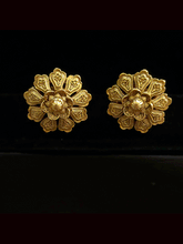 Load image into Gallery viewer, Gold finish center flower design sleek set