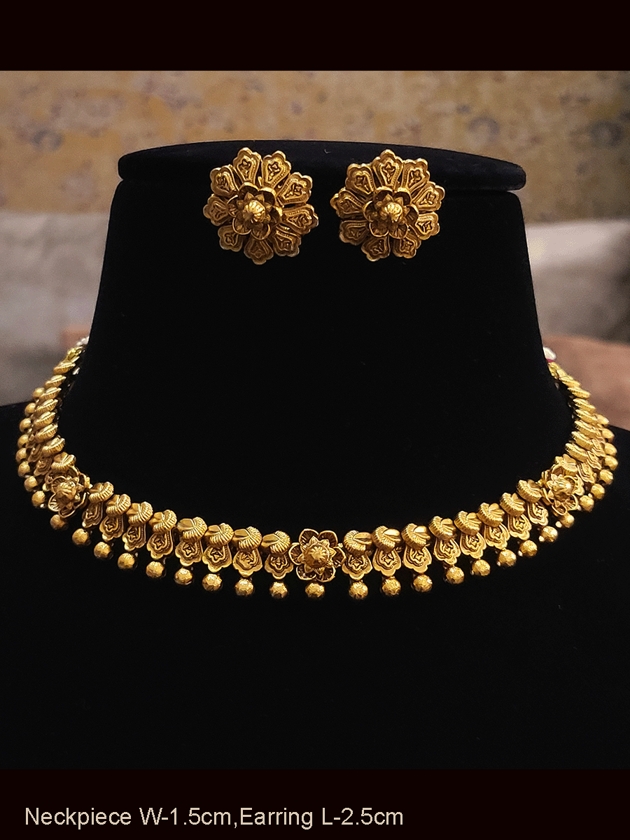Gold finish center flower design sleek set