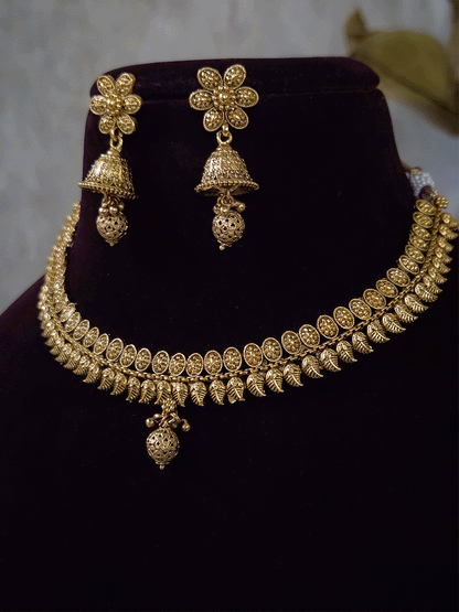 Self oval top with leaf bottom design sleek set with gold bead drop in center