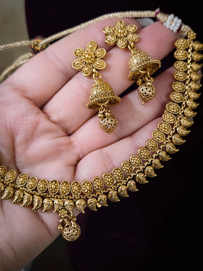 Self oval top with leaf bottom design sleek set with gold bead drop in center