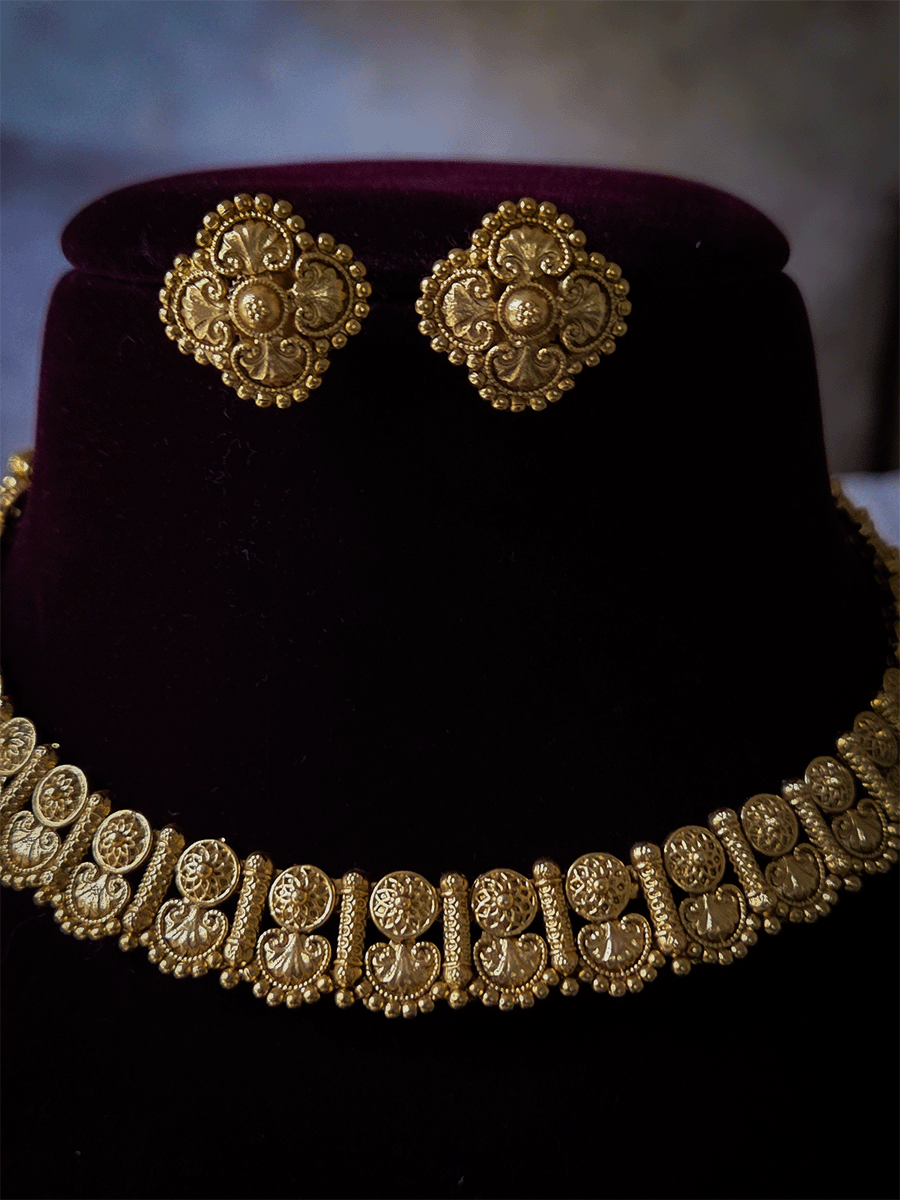 Circular self design classy necklace set with dotted design bottom lace