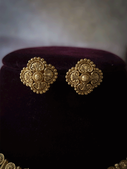 Circular self design classy necklace set with dotted design bottom lace