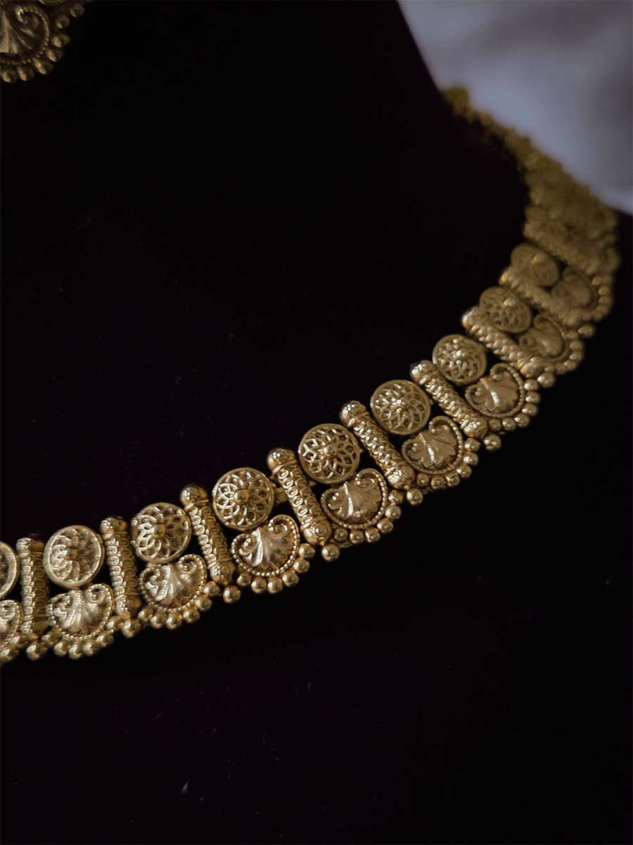 Circular self design classy necklace set with dotted design bottom lace