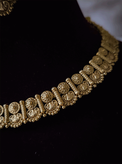 Circular self design classy necklace set with dotted design bottom lace
