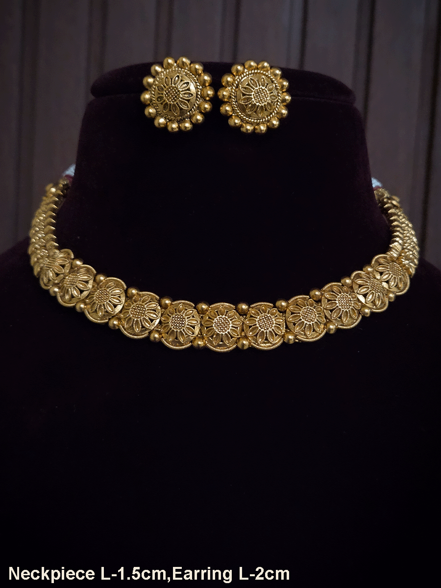 Circular flower design with gold bead detailing sleek set