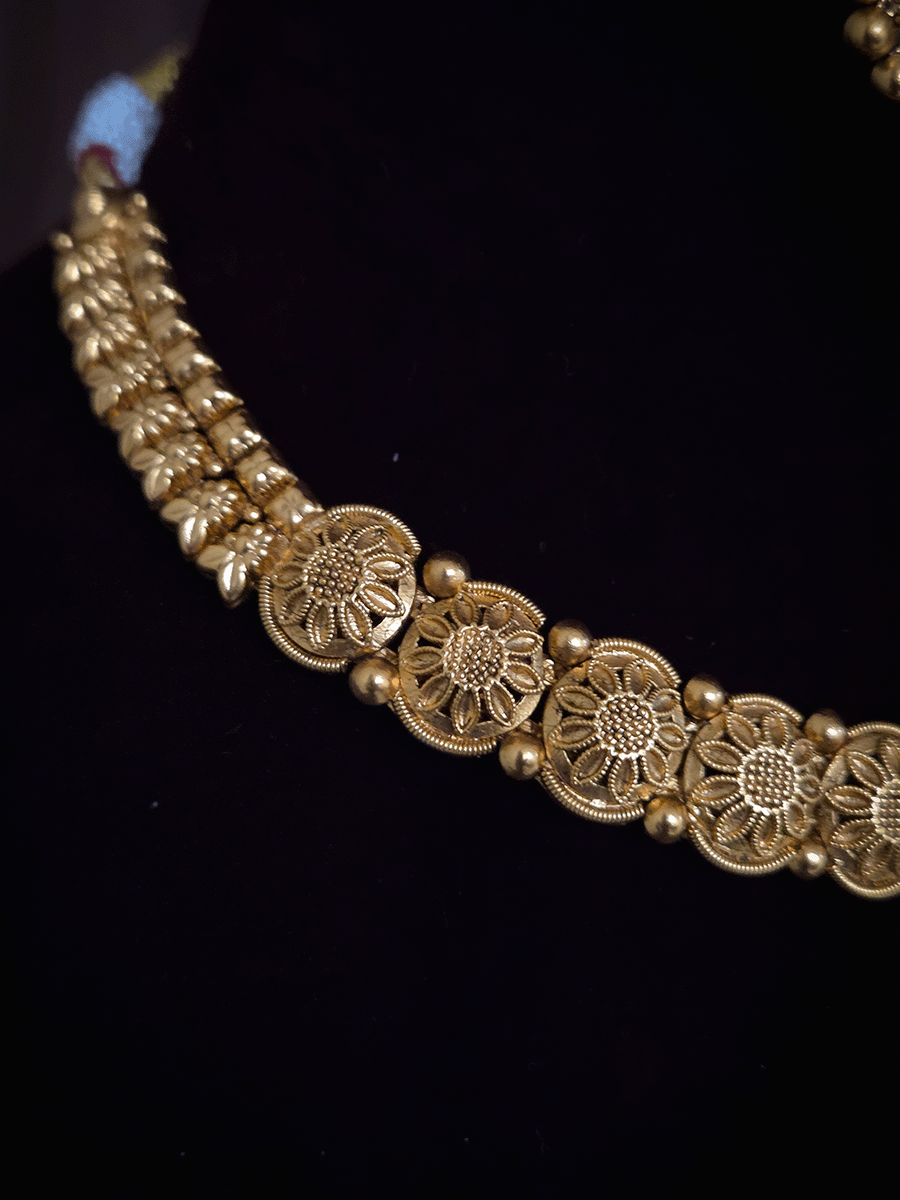 Circular flower design with gold bead detailing sleek set