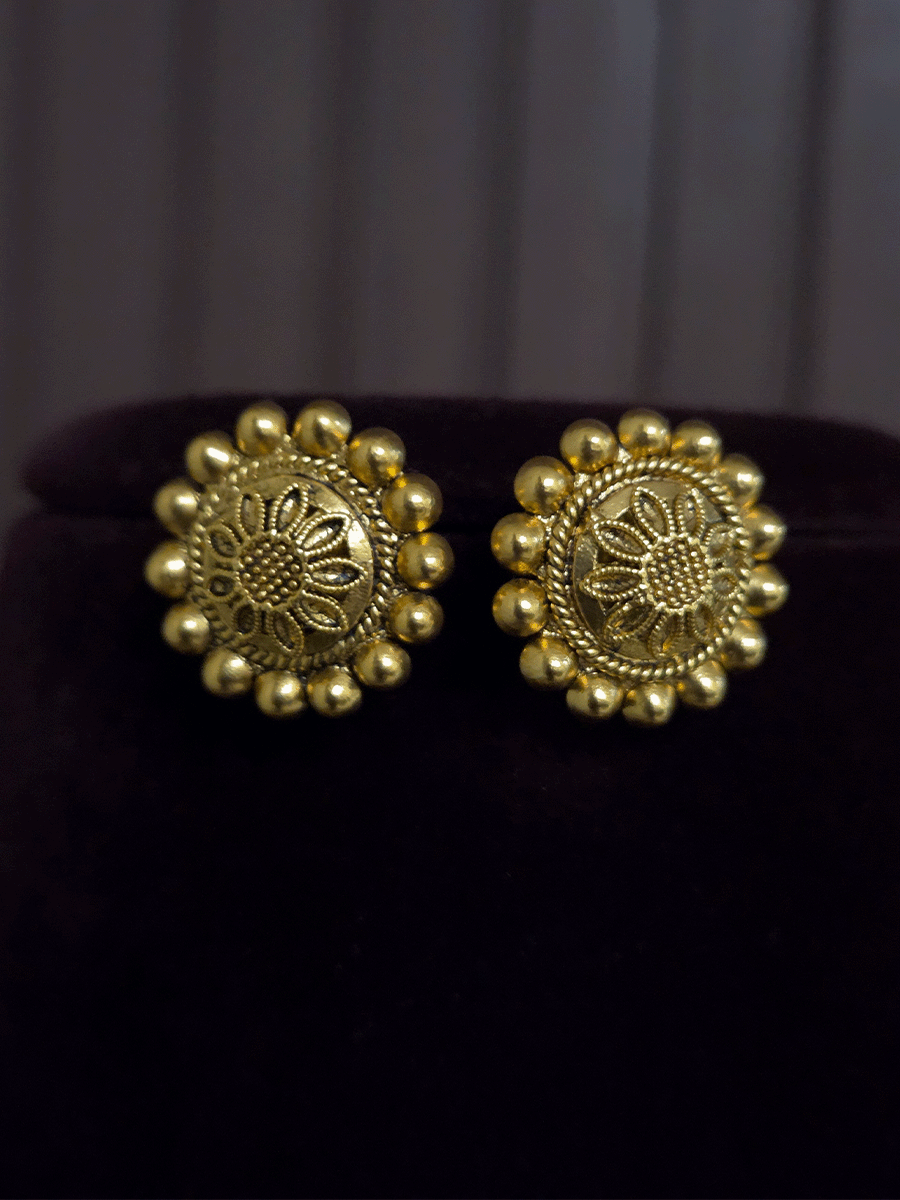 Circular flower design with gold bead detailing sleek set