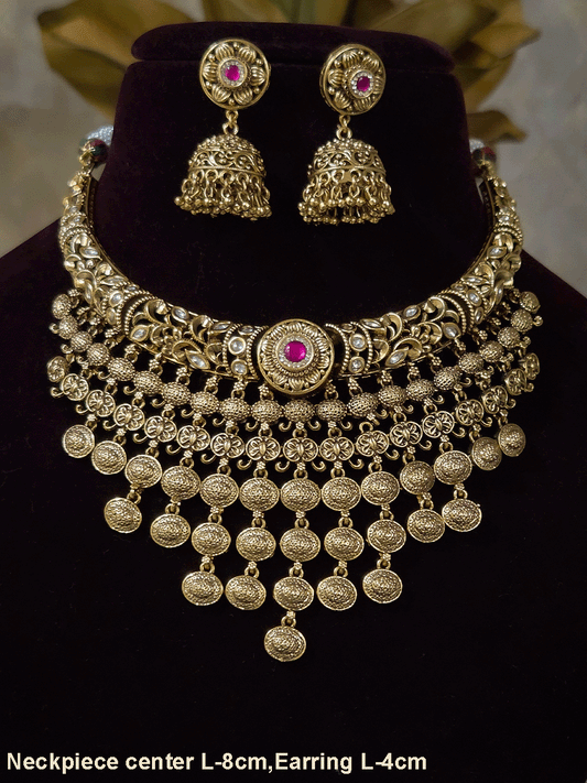 Intricately carved kundan studded hasli set with rubt stone in center and oval design tassels