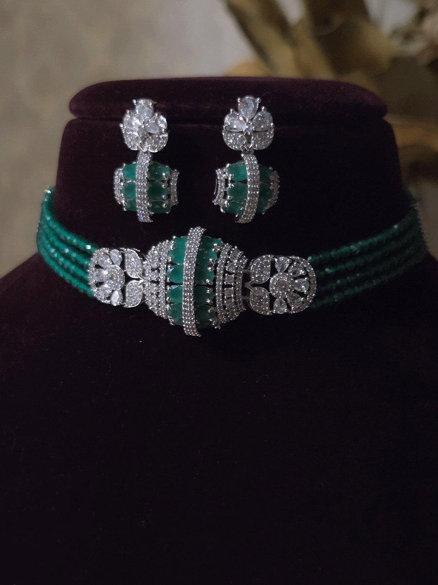 Four onyx bead strings center oval,leaf and flower design AD set in silver finish