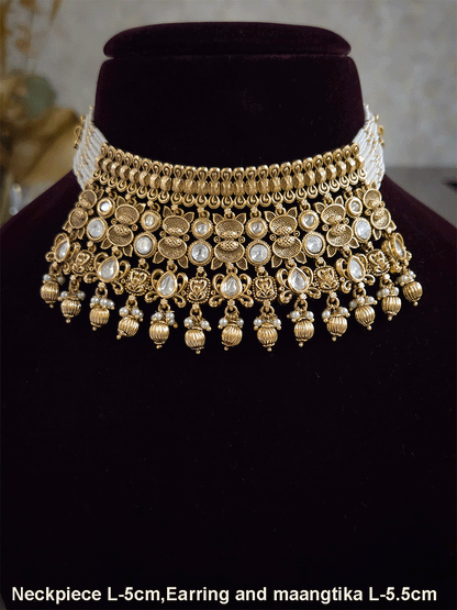 Intricate oval design kundan studded side cheed strings with golden tukdies set