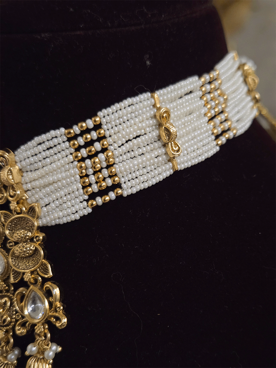 Intricate oval design kundan studded side cheed strings with golden tukdies set