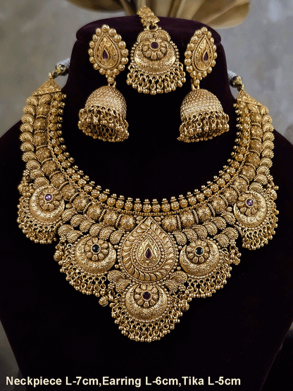 Leaf design center with circular self flower design with ghunghru hangings broad set