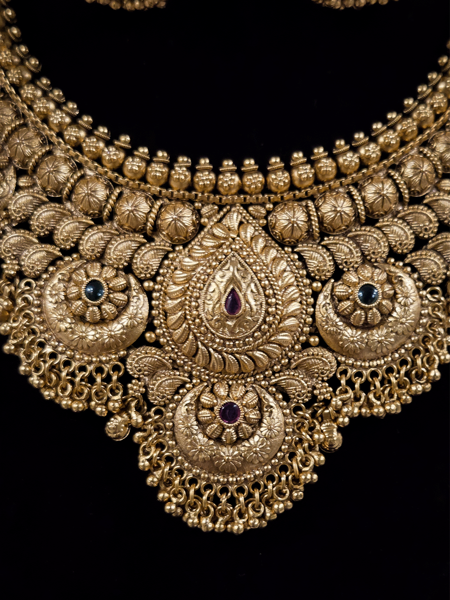 Leaf design center with circular self flower design with ghunghru hangings broad set