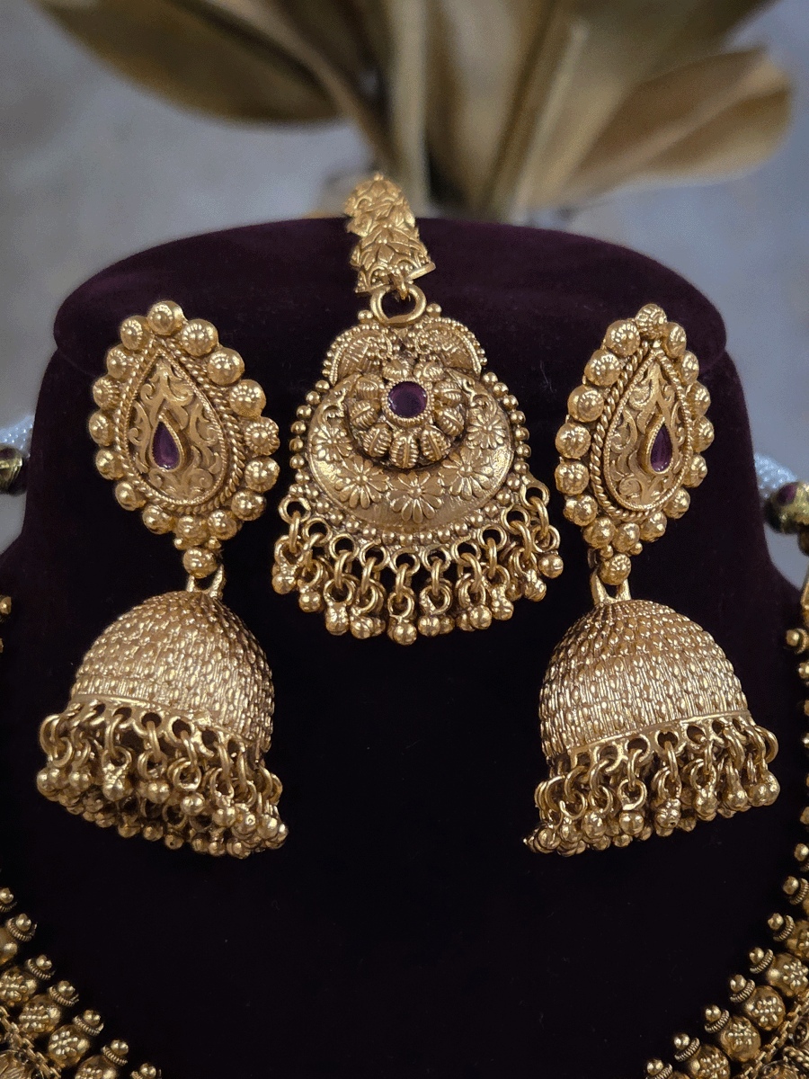 Leaf design center with circular self flower design with ghunghru hangings broad set