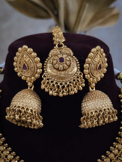Leaf design center with circular self flower design with ghunghru hangings broad set