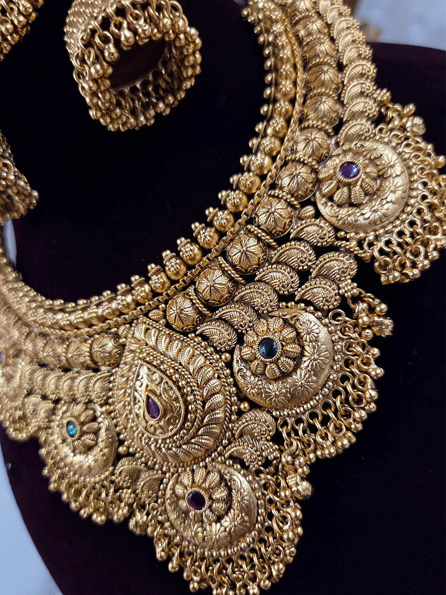 Leaf design center with circular self flower design with ghunghru hangings broad set