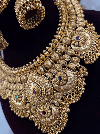 Leaf design center with circular self flower design with ghunghru hangings broad set