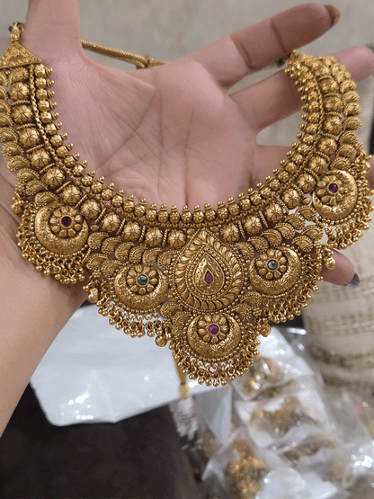Leaf design center with circular self flower design with ghunghru hangings broad set
