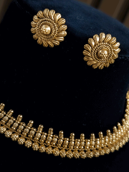 Classy flower engraved on gold bead lace on one side traditional design set