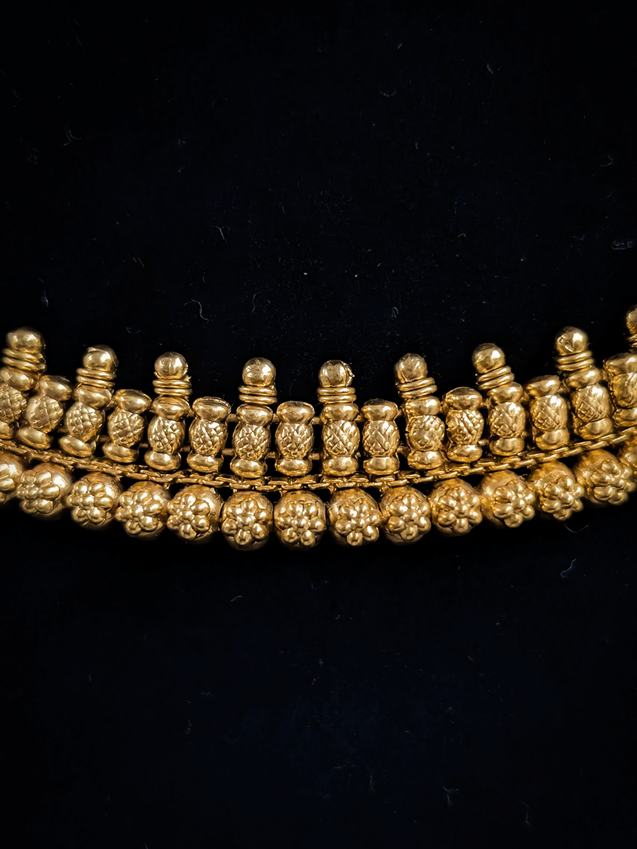 Classy flower engraved on gold bead lace on one side traditional design set