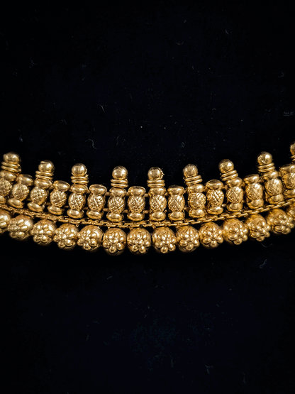 Classy flower engraved on gold bead lace on one side traditional design set