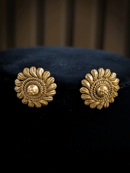 Classy flower engraved on gold bead lace on one side traditional design set