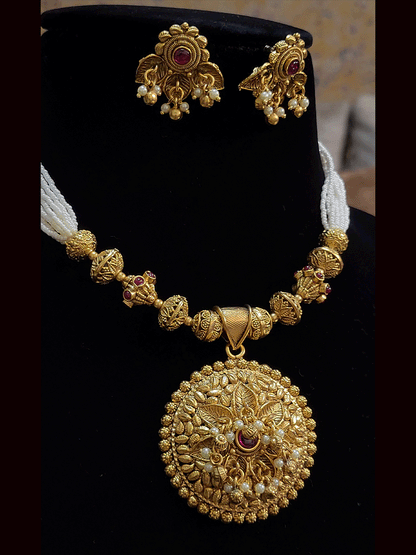 Circular pendant with leaf design and pearly hangings in cheed strings set