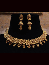 Load image into Gallery viewer, Circular tukdies with flower design set with small half jhoomki and ghunghru hanging