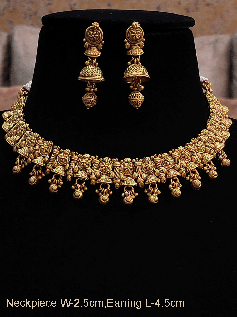 Circular tukdies with flower design set with small half jhoomki and ghunghru hanging