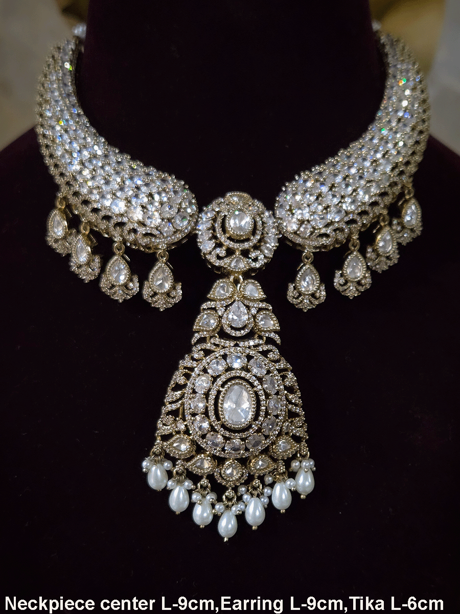 Oval shaped moissanite pendant with stones studded hasli set in mehandi finish