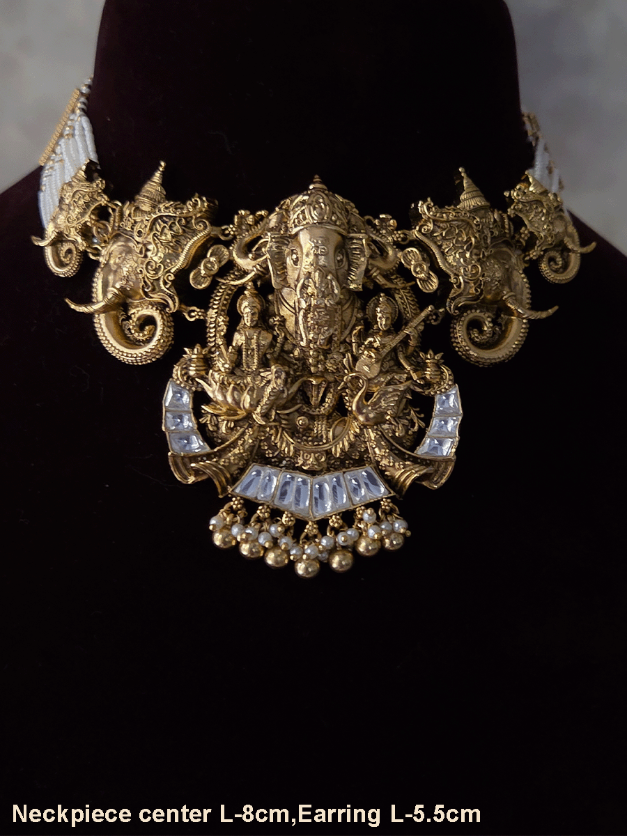 Ganpatiji with Laxmiji and Saraswatiji on both sides bold center design set with intricately carved ganpatiji faces on sides