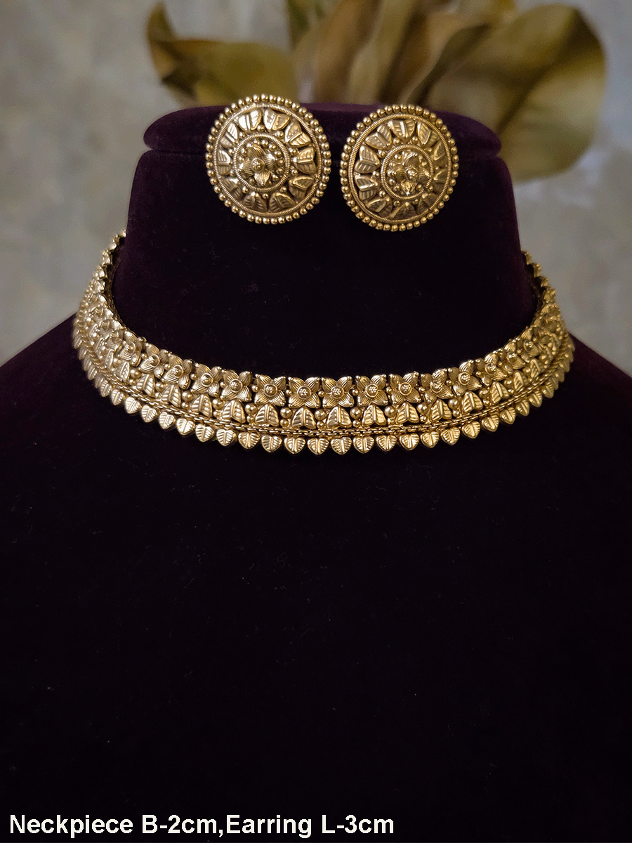 2 cm broad flower and heart carving choker set with studs