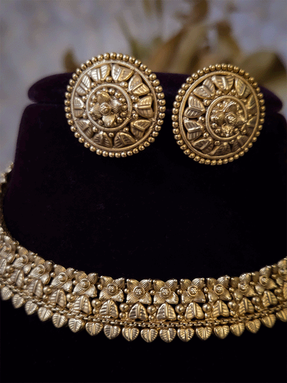 2 cm broad flower and heart carving choker set with studs