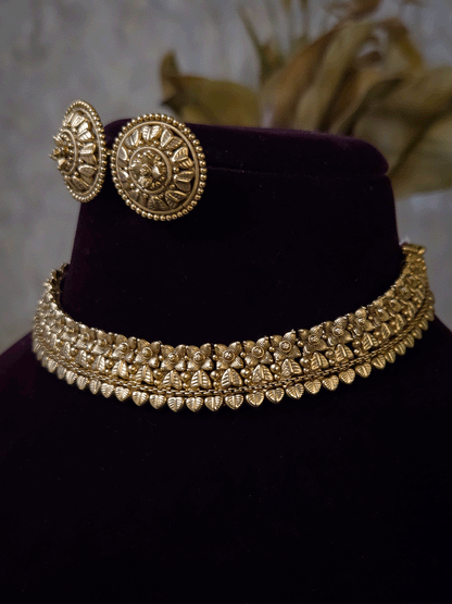 2 cm broad flower and heart carving choker set with studs