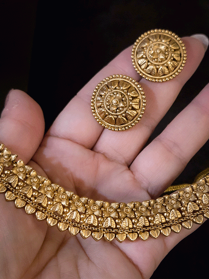 2 cm broad flower and heart carving choker set with studs