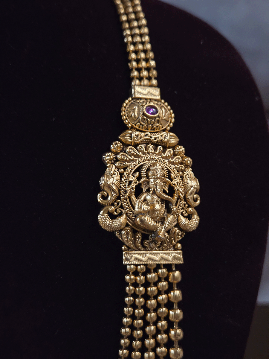 Five gold bead strings sitting Ganpatiji side brooches set