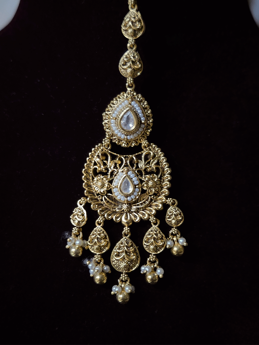 Traditional kundan set with chandbali design tukdies and leaf tassel hangings